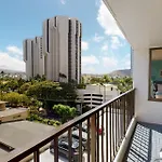 Deluxe Condo Near Waikiki Beach - Free Parking