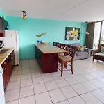 Deluxe Condo Near Waikiki Beach - Free Parking